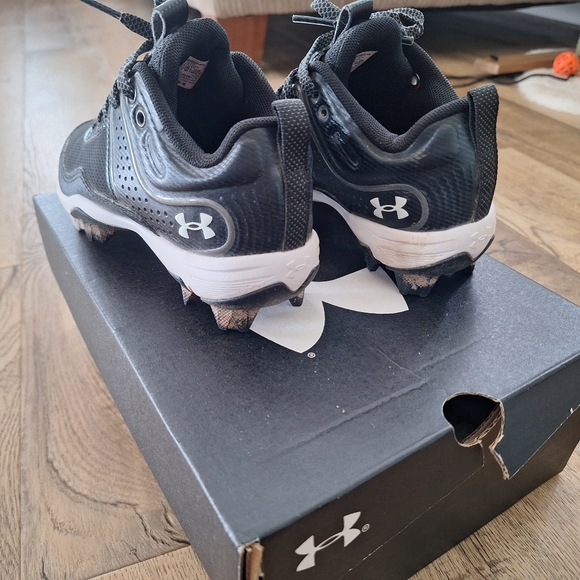 Kids Under Armour Cleats - Picture 2 of 5